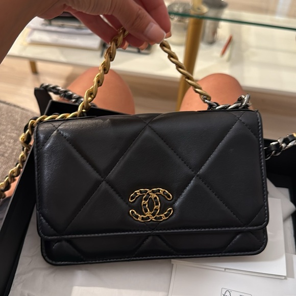 CHANEL 19 WALLET ON CHAIN - Picture 1 of 16